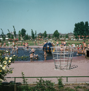821846 Gezicht op de plasvijver (speelvijver) met spelende kinderen in het plantsoen aan de Ingen Houszstraat te Utrecht.